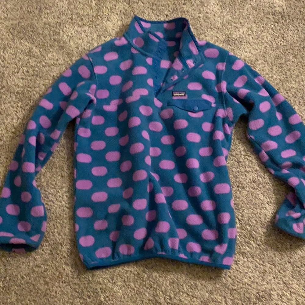 SUPER CUTE POLKA DOT PATAGONIA PULLOVER!!:):)